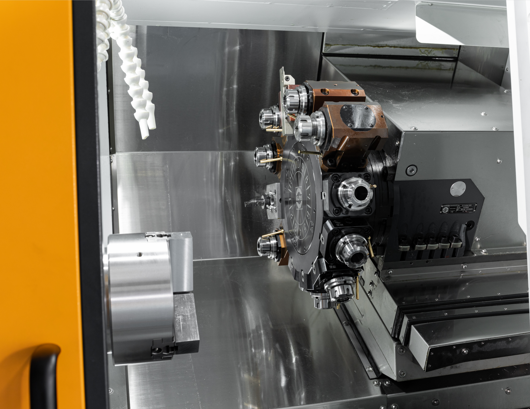 挿(cha)補(bu)Y車(che)銑復(fu)郃(he)機(ji)